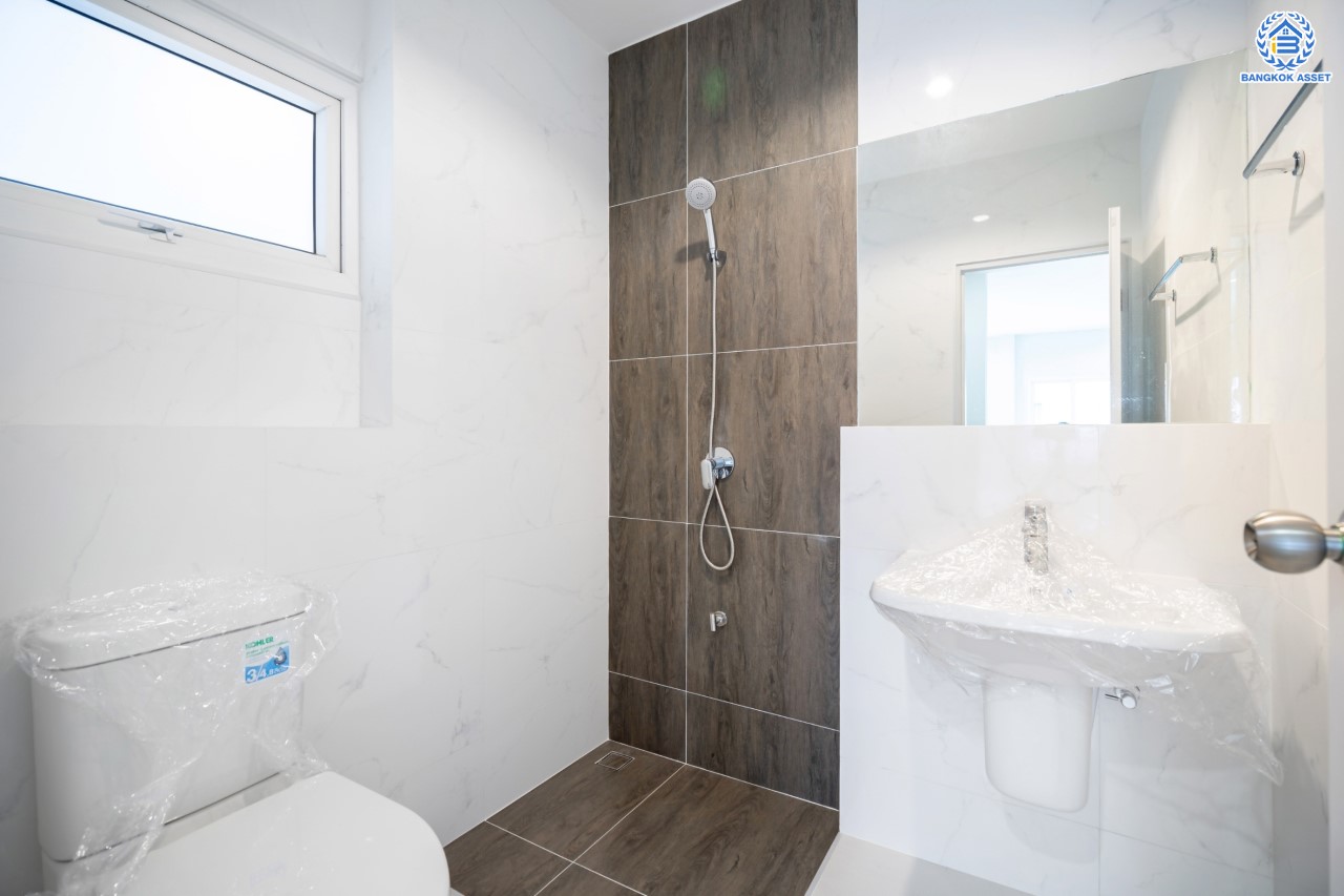 บ้านมือสองตกแต่งใหม่ ม.เพอร์เฟคเพลส1 ราชพฤกษ์ คุณภาพแบรนด์ Property Perfect เนื้อที่ 63.7 ตร.ว. บ้านเดี่ยวหลังใหญ่ ตอบโจทย์ทุกการอยู่อาศัย ฟังก์ชัน 3 ห้องนอน 3 ห้องน้ำ 2 ที่จอดรถ บนทำเลติดถนนราชพฤกษ์ ใกล้วงเวียนพระราม5 และรถไฟฟ้า "สถานีบางรักน้อยท่าอิฐ"